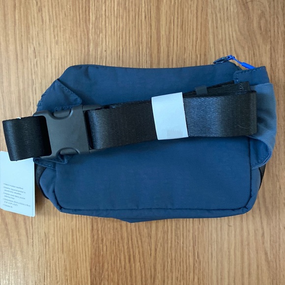 ❤️ Lululemon Clean Lines Belt Bag Iron Blue NWT - Picture 2 of 3